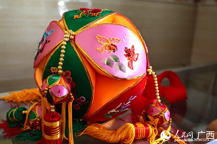 堆绣的纹样更为立体,工艺复杂,制作周期通常耗时月余。 人民网覃心摄