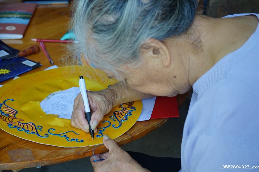 坐在家门口,80多岁的黄肖琴运用堆绣技艺设计、制作绣球。何善权摄