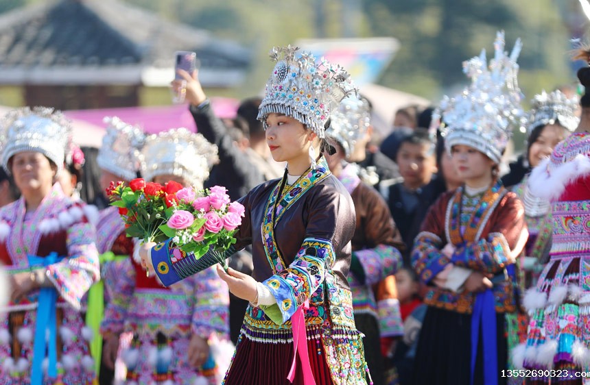 苗族姑娘跳着芦笙舞。
