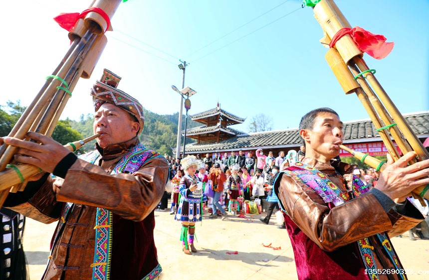 苗家汉子吹奏芦笙。