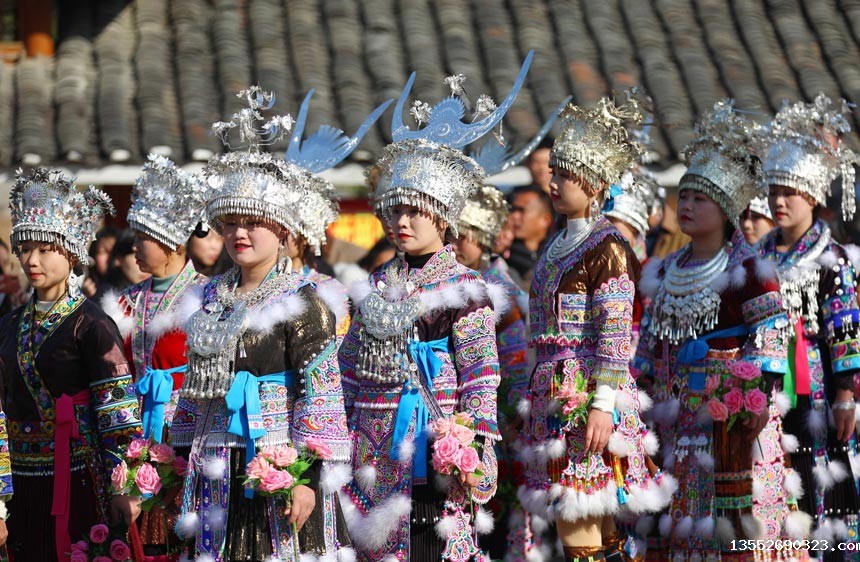 身着民族服装的苗族姑娘。