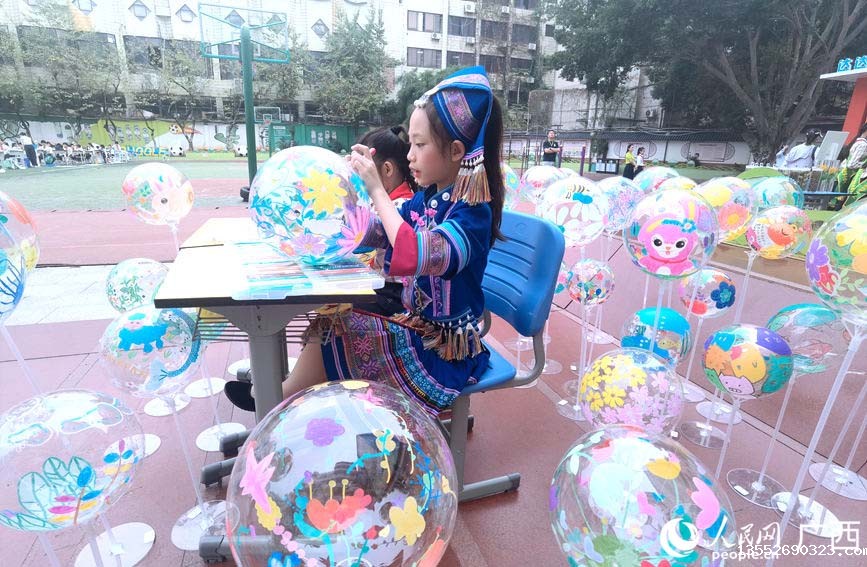 学生在波波球上画画。人民网记者 陈燕摄