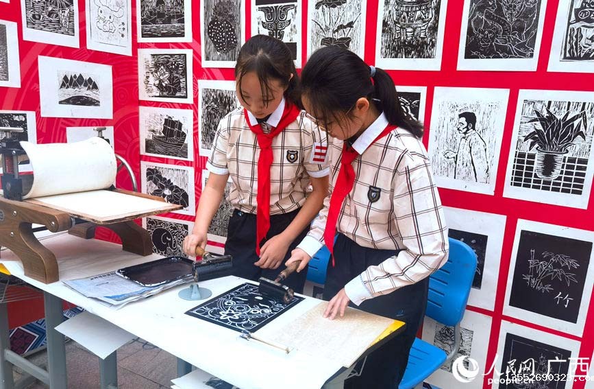 学生在印制黑白木刻版画。人民网记者 陈燕摄