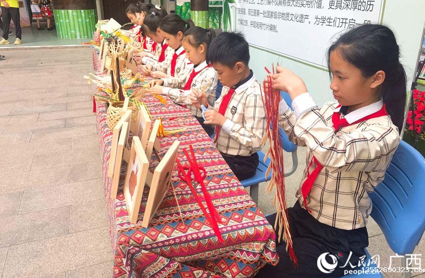 学生在用竹篾进行编织。人民网记者 陈燕摄
