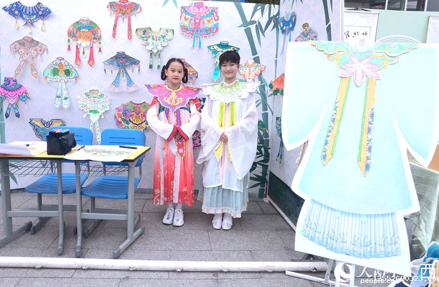  学生展示云肩服饰文化。人民网记者 陈燕摄