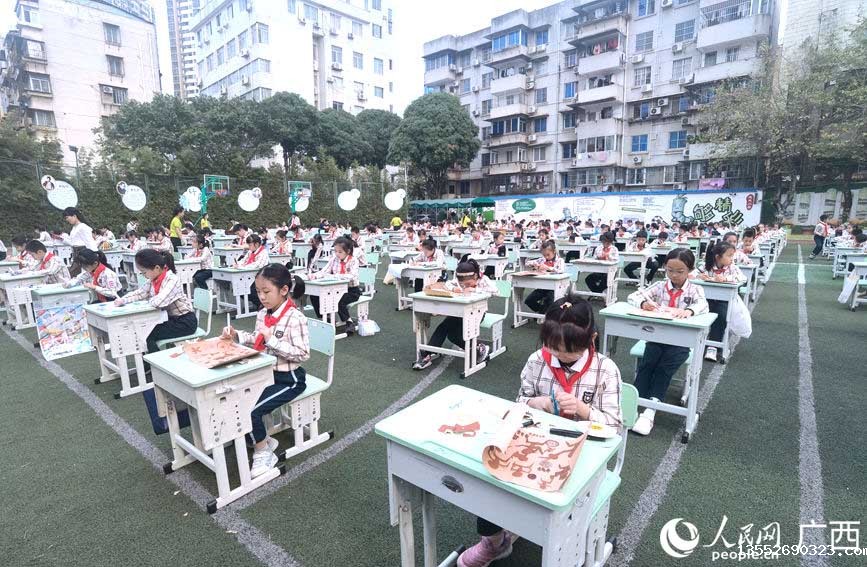 千人绘画活动。人民网记者 陈燕摄