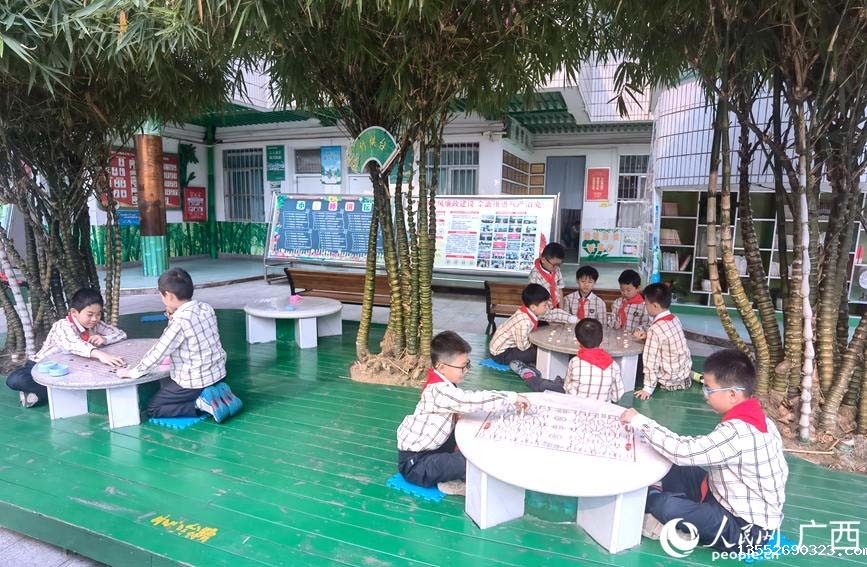 学生们在进行棋艺比拼。人民网记者 陈燕摄