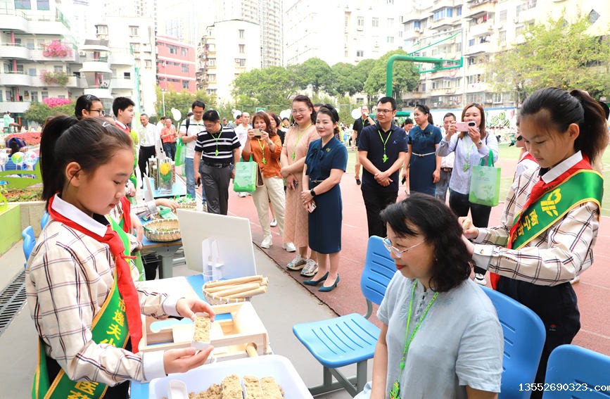 中医药传承小达人在制作艾条。南宁市逸夫小学供图
