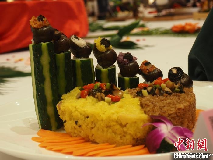 图为以螺蛳为食材之一的双色饭。 李娇阳 摄 图为以螺蛳为食材之一的双色饭。 李娇阳 摄