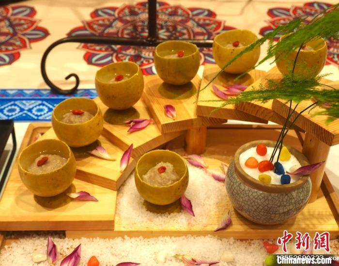 图为一道名为“紫荆罗汉蒸藕丸”的菜品。 李娇阳 摄 图为一道名为“紫荆罗汉蒸藕丸”的菜品。 李娇阳 摄