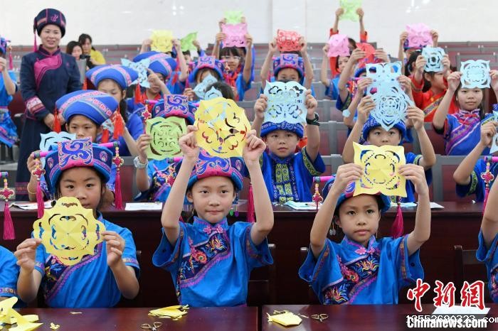 图为学生们在展示自己的剪纸作品。 廖光福 摄 图为学生们在展示自己的剪纸作品。 廖光福 摄