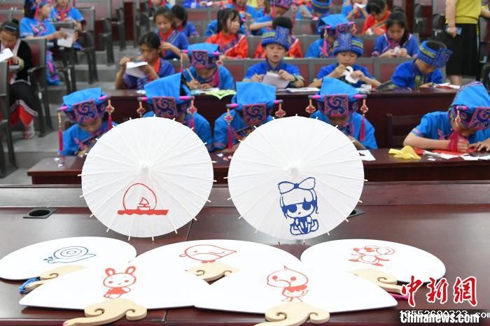 图为学生们创作的仫佬族剪纸及文创作品。 廖光福 摄 图为学生们创作的仫佬族剪纸及文创作品。 廖光福 摄