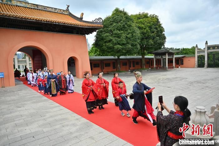 师生身着汉服提笔入庙。　俞靖 摄