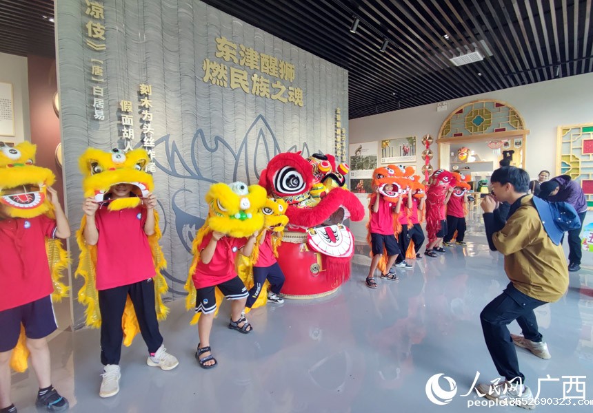 孩子们进行醒狮学习。人民网记者 王勇摄