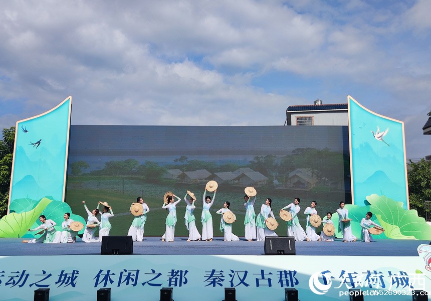 舞蹈表演。人民网记者 王勇摄