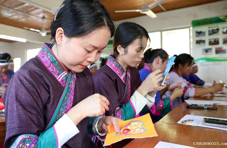 绣娘学习刺绣技艺