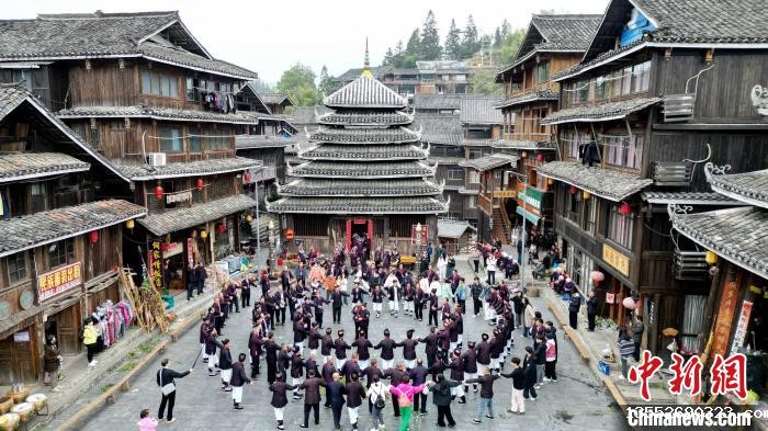 图为村民在多耶。莫江泉 摄