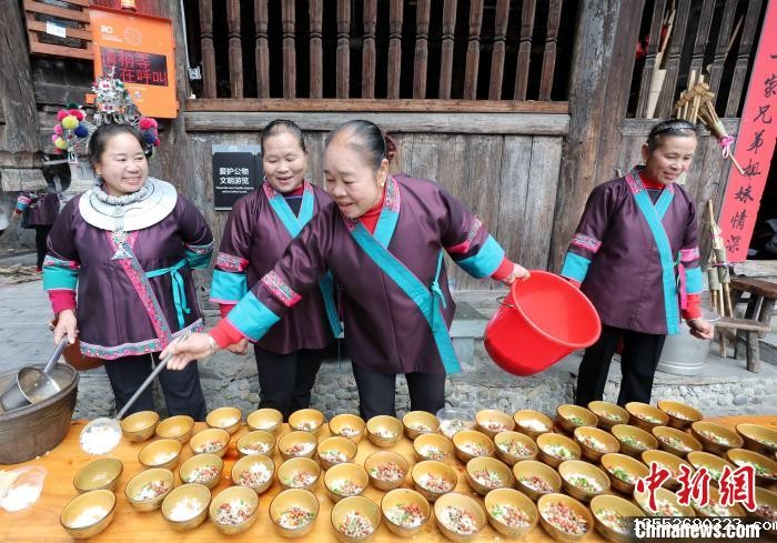图为妇女在打油茶。龚普康 摄