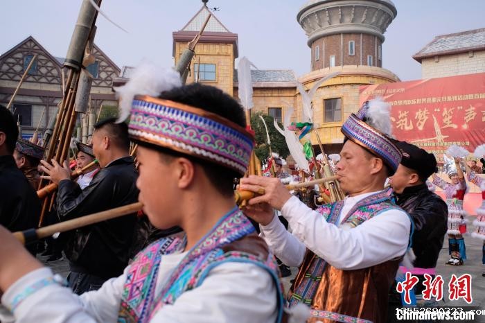 图为参赛选手正在卖力吹奏。刘俊聪 摄