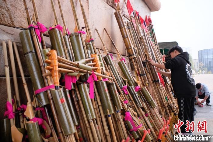 图为参赛选手正在整理芦笙，做好赛前准备。刘俊聪 摄