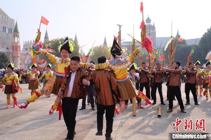 图为参赛选手展示“绝活”。刘俊聪 摄