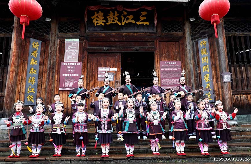 1月13日，该县直机关幼儿园师生在三江鼓楼前欢唱侗族大歌。