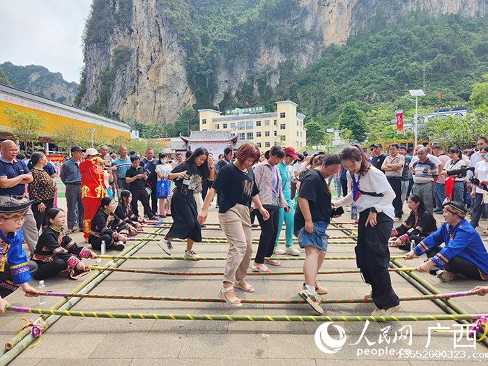 跳竹竿舞。人民网记者 黄子婧摄