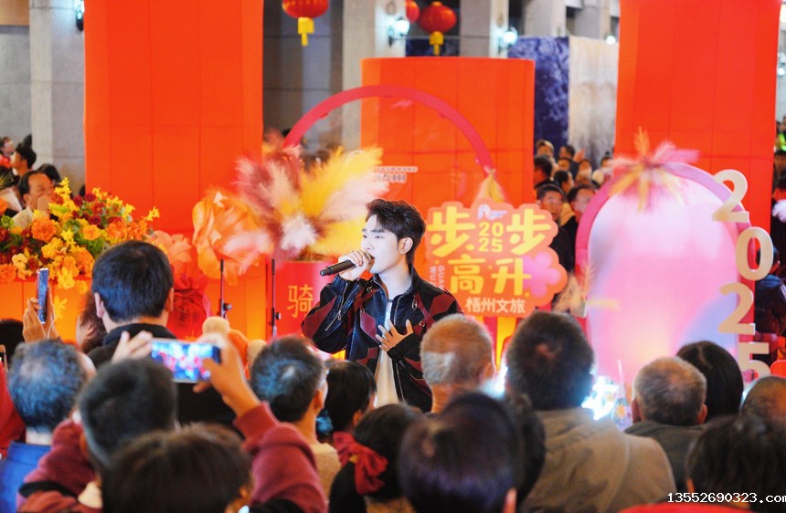现场表演吸引了众多游客。钟秋霞摄