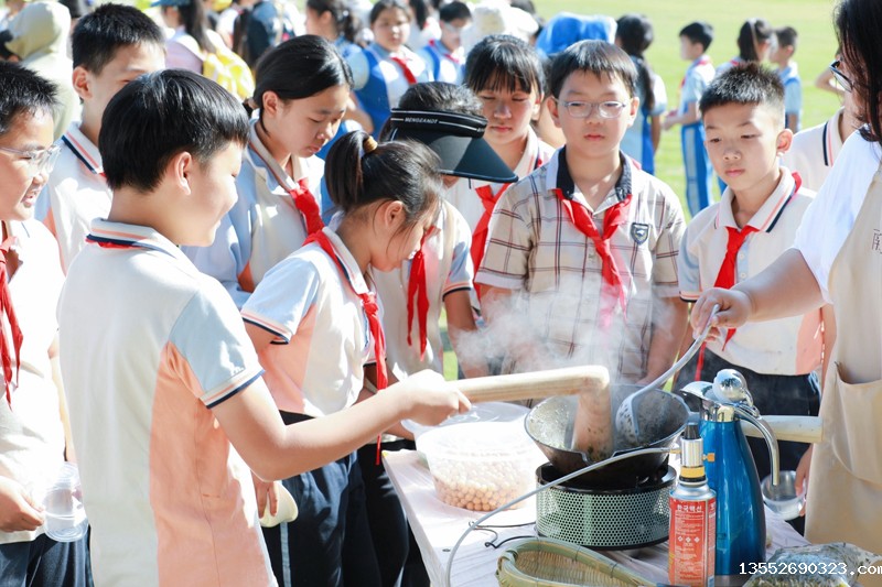 南宁市华西路小学开展秋季研学实践活动，高年级学生体验打油茶等非遗项目。南宁市华西路小学供图