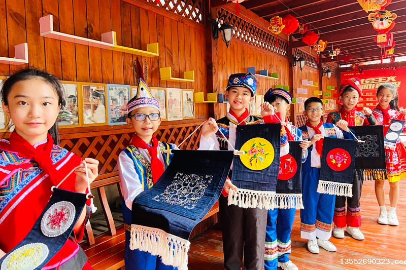 南宁市新阳路小学苗绣社团的学生进行苗绣作品展示。南宁市新阳路小学供图